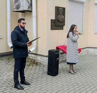 ВОЗЛОЖЕНИЕ ЦВЕТОВ К МЕМОРИАЛЬНОЙ ДОСКЕ ИВАНА ШОДОЕВА
